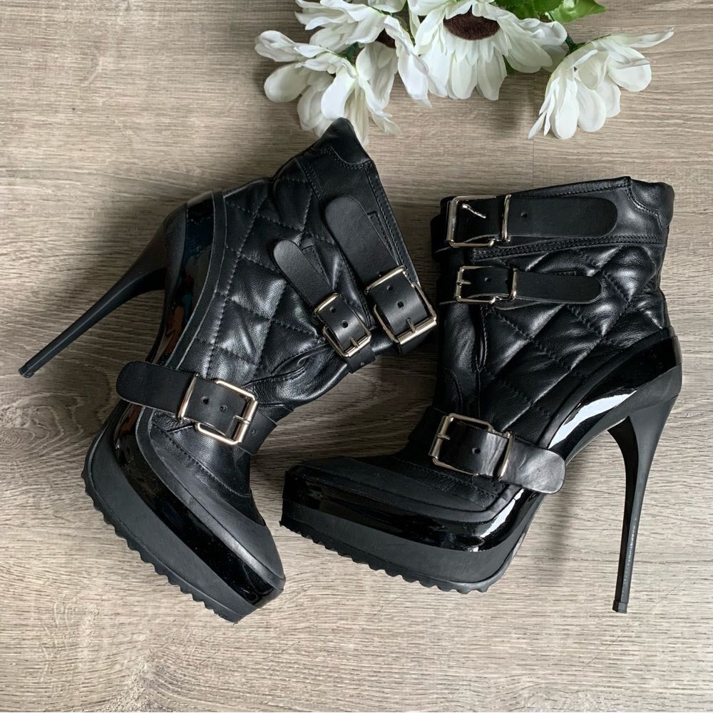 BURBERRY BLACK LEATHER QUILTED PLATFORM HEEL BOOTS - Picture 2 of 16